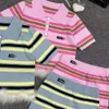 MIUMIUS Diseñador Knitwear Fashion Fashion For Women Knits Tees Tell Spring Striped Striped Wood Falda de mosaico Conjunto de falda de cintura con cintura corta