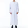 Costume national Vêtements musulmans Blanc Jubba Thobe Robes à manches longues Dubaï Moyen-Orient Hommes Islamique Arabe Caftan Chapeaux 240220