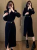 豪華なニッチなデザインを特徴とするハイエンドの感触スリムウエストの黒いドレス。コントラスト色のデニムドレス、2024年春と秋の新機能
