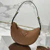 Luxurys Aisselle Demi-Lune Sac Femmes Marron Designer Fourre-tout Sac Homme Sac à main Triangle Croissant Aisselles Sacs Bandoulière Mode Cuir Bourse Portefeuille Embrayage Sac à bandoulière