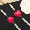 2024 Collana con ciondolo maglione con ciondolo di qualità di lusso con perline di conchiglia naturale e diamante rosa placcato in oro 18 carati con scatola per francobolli PS3342