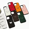 Toppläderdesigner Telefonfodral för iPhone 15 Pro Max 14 13 12 11 Promax XR Fashion Wristband Print Back Cover Luxury Mobile Shell Card Holder Pocket Case med kortplats