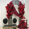 花のアーチ、黒い結婚式の椅子の花嫁、花groomを使った結婚式の装飾イベントの背景