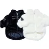 冬の犬アパレルデザイナー犬の服豪華な犬のフェイクファーコートタートルネック子犬のセーター寒冷天気ペットジャケット暖かい衣装ジャケット小さなミディアムドッグホワイト904
