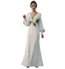 A-Linien-Brautkleid aus Satin mit V-Ausschnitt und langen Ärmeln und Strand-Hochzeitskleid mit Schleppe
