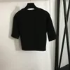Frete grátis 2024 preto o pescoço meia manga de algodão camisetas femininas designer logotipo corrente curto feminino topos 22615