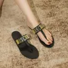 İtalyan markası Mo Schino Sandal Flip Flops Tasarımcı Ayakkabı Düz ​​Topuk Terlik Tanga Kadın Moda Siyah Beyaz Kaydırıcılar Havuz Seyahat Slayt Mule Yaz Dışarıda Yüzme Sandalet