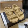 Dames Dames Kalfsleer Papa Sandalen Gewatteerde Zomer Designer Sandalen Platform Flats Lage Hak Sleehak Diamant Gesp Sandaal Slip Enkelbandje Strandschoen Flip Flop C65105