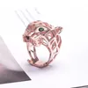 Europe America Luxury Style Men Kvinnor Lady Hollow Out Inlaid Green Zircon Poyes Leopard Head Plated Gold Color Lovers Ring 240220