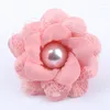 Broches Tissu élégant camélia fleur broche perle tissu art épinglettes pour femmes mode vêtements bijoux accessoires filles cadeaux