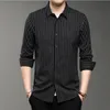 ストレッチメンズドレスシャツファッション長袖の薄い若者スリムフィットソーシャルオフィスソーシャルストライプストライプ非アイアンソフトプレーンスマートシャツ240223