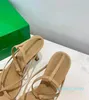 革のスリリングなハイヒールサンダルレディースユニークなデザイナースクエアクリップスカートウェディングドレスシューズセクシーな女性靴