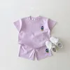 Bebê coreano conjunto de roupas de verão menino bordado urso colorido camiseta + shorts soltos conjunto 2 pçs saco bebê menina conjunto de roupas 240225