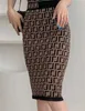 Дизайнерские дизайнерские женские платья Элегантное вечернее платье с буквами цепочки Женская мода Юбка средней длины Сплошной цвет Вязаный шаг Пакет Бедро Короткий размер S-XL DesignerQX63