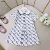 Luxury Baby Dress Grid Print Design Girl Kirt Storlek 100-160 Hjärtformat mönster Kids Designer Kläder Bomull