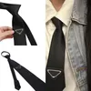 Moda erkek kravat üçgen kravat erkekler bolo kravat lüks tasarımcı kravat erkekler genç resmi kıyafetler lüks mini bayanlar deri kayış lüks siyah beyaz boyun kravat 5aaaa
