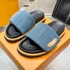 Mules Oreiller de piscine Plat Confort Mule Denim Glisser sur Pantoufles de créateur Sandales de plage de luxe d'été en relief Imprimé vintage Flip Lettre Pantoufle Sangle Velcro réglable