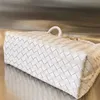 Venetabottegs Borsa da donna Protagonist Summer Andiamo 23 in pelle di pecora intrecciata con nodo metallico in ottone