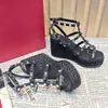 Schwarze New Stud Srivet Plateau-Keilsandalen für Damen, Luxus-Designer, Leder, klobige Gladiator-Sandalen mit Absatz, Abendparty-Schuhe, Fabrikschuhe, 9,5 cm