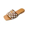 Broderi tyg tofflor kvinnors virkningsplattform glider raffia plack triangel logotyp vävd flatform designer sandaler 2024 sommarskor strand pool clear mules