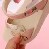 Slipper Girls Sandals 2023 Summer Children Shoes Soled Soled Ni-Slip Flower Pearl Beach Zapatos Fashion Princess Sandals 2448