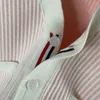 Pulls pour hommes Cardigan de mode Cardigan à quatre barres en tricot rayé Couleur Contraste Bleu clair Rose Mâle et femelle Neutre Aiguille épaisse Casual Preppy