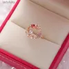 Pierścień Solitaire Nowy wykwintny kryształowy pierścień kwiatowy Temperament Słodka wszechstronna miłość otwierająca pierścień żeńska biżuteria 240226