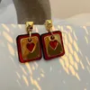 2024G Autunno/Inverno Nuovo Stile FaGli orecchini quadrati in metallo con cuore in pelle rossa stile palazzo di design alla moda