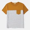 Bijpassende outfits voor het hele gezin Pa Bijpassende outfits voor het gezin 95% katoen Gestreepte off-shoulder Jurken met riem en colorblock T-shirts met korte mouwen