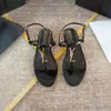 2024 Designer Branded Platte Sandalen Strip Zwart Lakleer Vrouwen Jurk Schoenen Eerbetoon Cassandra Sandaal Metalen Gesp Vrouwen Bruiloft Schoenen strand Slipper Muilezel