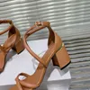 2024年夏、新しいスタイルの正方形のオープンツーイントゥワンワードバックル太いヒールサンダル女性ファッションと気質ハイヒールローマの靴