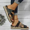 Pantofole da donna sandali da spiaggia casual all'aperto 2024 doppio strato con stampa leopardata piatta antiscivolo durevole punta fissa da donna