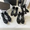 2024 OPYUM Sandales à talons aiguilles à bout ouvert pour femmes Escarpins à talons hauts en cuir noir verni classique avec lettre en métal talon aiguille fête de mariage slingback LOGO Slides Chaussures