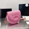 Version haute Xiaoxiangfeng Sac sous les bras semi-rond pour femme en cuir véritable, sac de selle à chaîne à grille diamantée à bandoulière unique 75% vente en gros d'usine