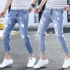 メンズジーンズファッションカジュアルな快適なリッピングホールスリムフィットデニムパンツ韓国スタイルの軽量ズボンストリートウェア