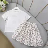 Luxury Girls T-Shirt Dress Set Summer Clothing Kids Tracksuits Storlek 100-160 Cherry Print Kort ärmar och kort kjol 24Feb20