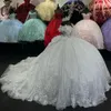 Weiße Illusion Glitzer Kristall Schleife Quinceanera Kleider Ballkleid Schulterfrei 3D Blumen Applikationen Süße Vestidos De XV Anos