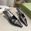 Sandálias de estilingue combinando com cores de couro Bombas de salto cônico saltos 5,5 cm gatinho Hee Sola de couro Designer de luxo feminino Festa de casamento Sapatos de noite sapato