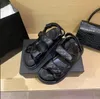 Mulheres senhoras sandálias de designer acolchoadas sandálias de verão bezerro pai sapatos plataforma apartamentos salto baixo cunha fivela de diamante sandália deslizamento no tornozelo cinta praia shose flip flop