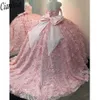 Różowy z ramion Kryształ Kryształowe sukienki Quinceanera Suknia balowa iluzja 3D kwiatowa koronkowa łuk Sweet 15 vestidos de xv anos