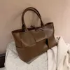 Bolsa Venetabottegs de grande capacidade para mulheres no outono e inverno 2024 Bolsa de ombro moderna e moderna, popular na Internet Bolsa portátil