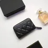 مصممة مصممة للنساء ، حاملي البطاقات ، طية رفرف نمط كلاسيكي ، Lambbskin Black Mini Wallet Pure Color Pebble Leather with Box