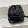 Lyxvarumärkesdesigner dragsko hinkväska för kvinnor crossbody axelväskor chaoc8100