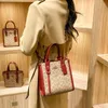 이브닝 가방 2024 Famaous Women Bag 고급 크로스 바디 토트 패션 올 매치 통근 핸드백 어깨