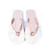 2024 Summer Women Designer tofflor Letters M K Flip Flops Shoes Outdoor Beach Travel Slides Woman's Ladies Girls Indoor Badrum Non-Slip Slides Flip-Flops Sneakers