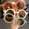 نظارات شمسية إطارات 2023 جديدة للأزياء لطيفة الأطفال نظارات شمسية الوالدين الطفل مجعد نظارات الشمس الصلبة ألوان مستديرة النظارات الطفل للأطفال