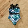 Familjsmatchande kläder PA Familj Matchande badkläder Allover Palm Leaf Print Crisscross One-Piece Swimsuit and Swim Trunks Swimsuit