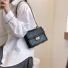 Xiaoxiangfeng Lingge Chain Femmes 2023 Nouvelle couleur contrastée tissage petit carré et à la mode une épaule sac à bandoulière 75% vente en gros d'usine