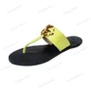 2024 Designer Slides Women's Chevron Thong Sandal Flip Flop Fashion Slipper Double Letters Pattern Stripes gummi botten Buckle Green Red Summer Beach Casual Shoes