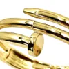 Bracelet de bijoux de mode de conception de luxe Bracelet clouté de pointe Bracelet en alliage de Zinc plaqué or 18 carats pour femme et homme